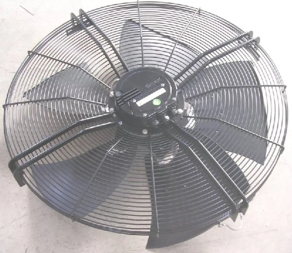Ventilator von Remeha mit mehreren schwarzen Kunststoffflügeln und einem Schutzgitter, montiert auf einer flachen Basis.